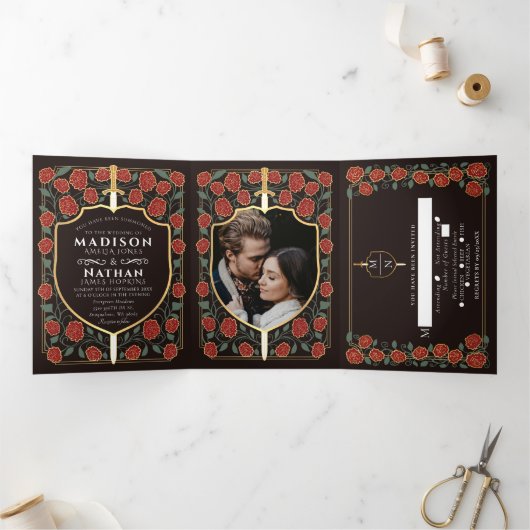 Sword & Shield Medieval Fantasy Monogram Weddensch Drieluik Uitnodiging (Binnen)