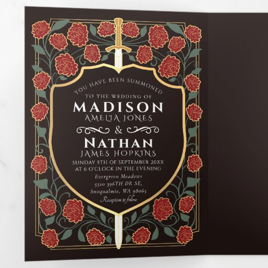 Sword & Shield Medieval Fantasy Monogram Weddensch Drieluik Uitnodiging (Binnenzijde eerst)