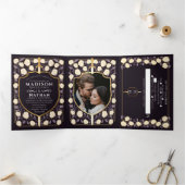 Sword & Shield Medieval Fantasy Monogram Weddensch Drieluik Uitnodiging (Binnen)