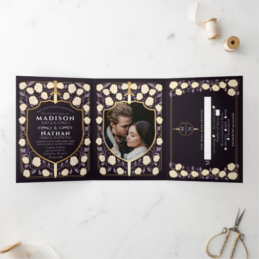 Sword & Shield Medieval Fantasy Monogram Weddensch Drieluik Uitnodiging (Binnen)