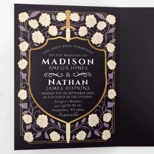 Sword & Shield Medieval Fantasy Monogram Weddensch Drieluik Uitnodiging (Binnenzijde eerst)