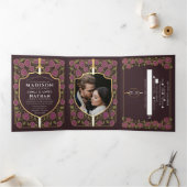 Sword & Shield Medieval Fantasy Monogram Weddensch Drieluik Uitnodiging (Binnen)