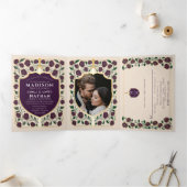 Sword & Shield Medieval Fantasy Monogram Weddensch Drieluik Uitnodiging (Binnen)