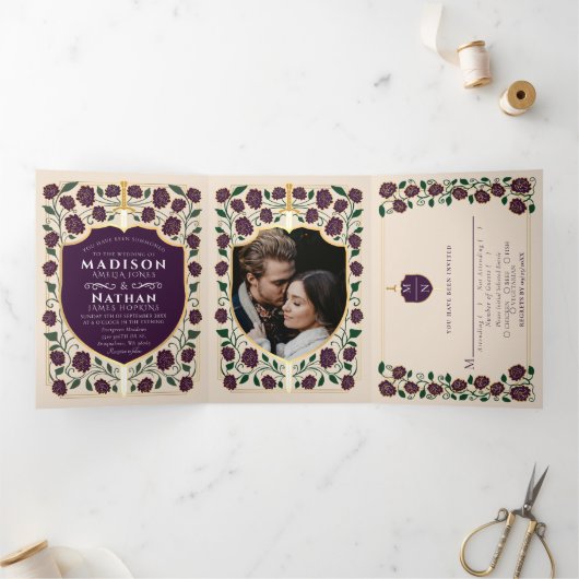 Sword & Shield Medieval Fantasy Monogram Weddensch Drieluik Uitnodiging (Binnen)