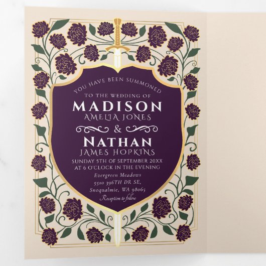 Sword & Shield Medieval Fantasy Monogram Weddensch Drieluik Uitnodiging (Binnenzijde eerst)