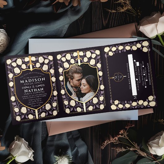 Sword & Shield Medieval Fantasy Monogram Weddensch Drieluik Uitnodiging