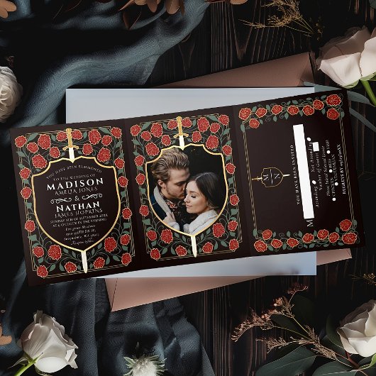 Sword & Shield Medieval Fantasy Monogram Weddensch Drieluik Uitnodiging