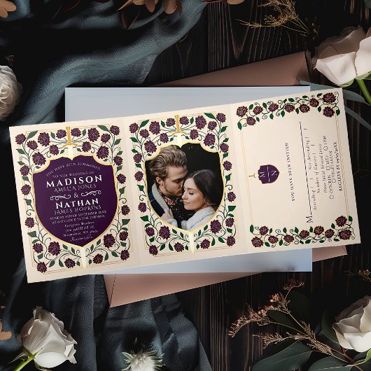 Sword & Shield Medieval Fantasy Monogram Weddensch Drieluik Uitnodiging