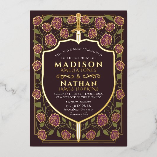 Sword & Shield Medieval Fantasy Monogram Weddensch Folie Uitnodiging (Voorkant)