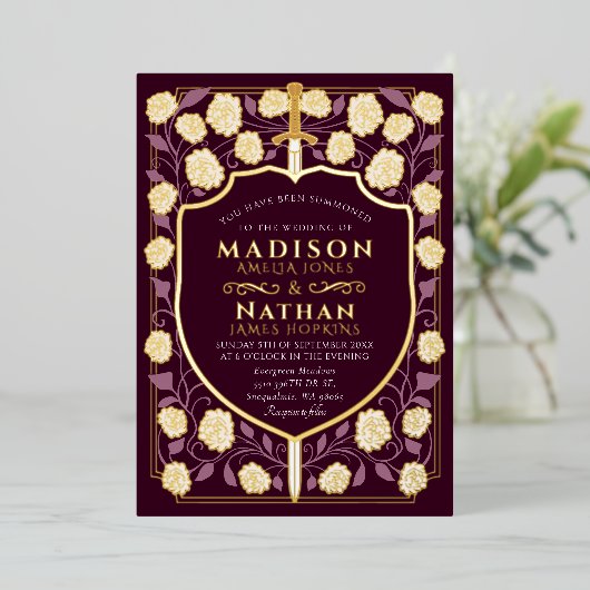 Sword & Shield Medieval Fantasy Monogram Weddensch Folie Uitnodiging (Staand Voorkant)