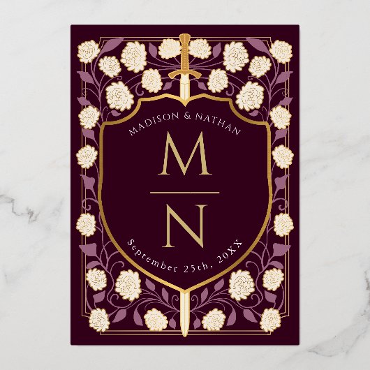 Sword & Shield Medieval Fantasy Monogram Weddensch Folie Uitnodiging (Achterkant)