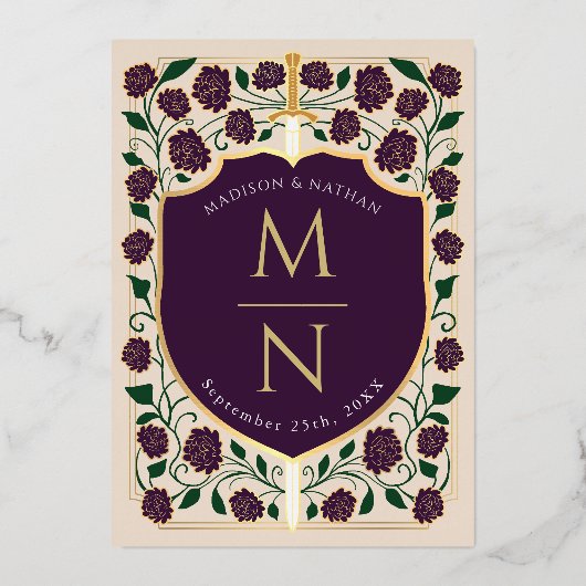 Sword & Shield Medieval Fantasy Monogram Weddensch Folie Uitnodiging (Achterkant)