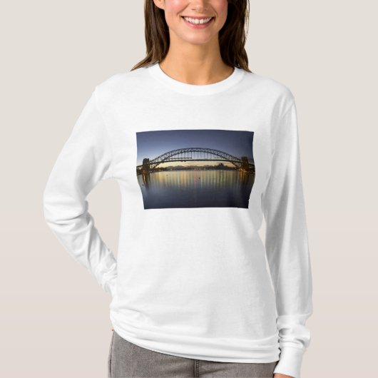 Sydney Harbour Bridge en Sydney Opera House op T-shirt (Voorkant)
