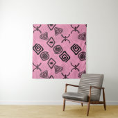 Symbolen op roze. wandkleed (In situ)