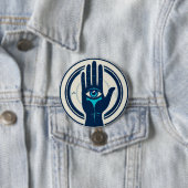 Symbool met hand met centraal oog ronde button 7,6 cm (In situ)
