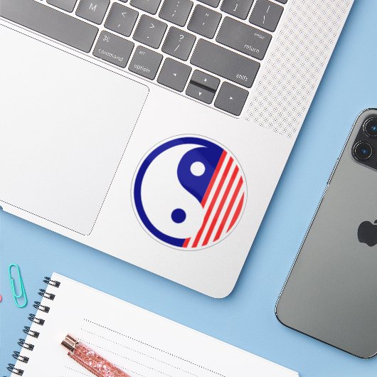Symbool Red White en Blue Yin Yang Sticker (Laptop met iPhone)