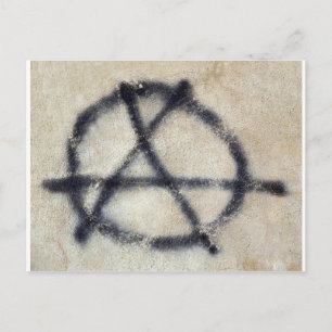 Symbool van anarchie geschilderd op een wand briefkaart