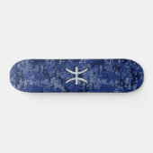 Symbool van de pisces Zodiac op Navy Blue Digital  Skateboard (Horizontaal)