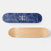 Symbool van de pisces Zodiac op Navy Blue Digital  Skateboard (Horizontaal)