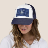 Symbool van de pisces Zodiac op Navy Blue Digital  Trucker Pet (In situ)