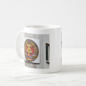 Symbool van hamer en sikkel van communist koffiemok (Voorkant links)