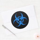 Symbool voor blauwscheurblauw biogevaar op zwart ronde sticker (Envelop)