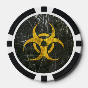 Symbool voor geel biogevaar, gecrateerd en verslet poker chips