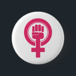 Symbool vrouwenvuist weerstaan ronde button 5,7 cm<br><div class="desc">Dit symbool is voorzien van een roze vuist die in het gendersymbool van het vrouw is opgetild.</div>