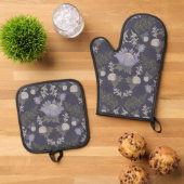 Symmetrical dark purple floral pattern ovenwant & pannenlap set (Top down)