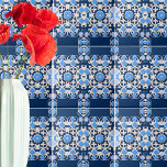 Symmetrisch blauw en wit  tegeltje<br><div class="desc">Een prachtig elegant decoratief ontwerp voor tegel met een symmetrisch geometrisch patroon dat bestaat uit blauwe en witte ornamenten.</div>