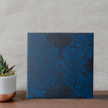 symmetrisch donkerblauw bloemmotief tegeltje<br><div class="desc">Deze prachtige keramische tegel heeft een prachtig blauw bloemmotief op een donkerblauwe achtergrond. Het symmetrische ontwerp bestaat uit grote bloemen en bladeren omlijnd in een lichtere blauwtint, waardoor een opvallend contrast ontstaat met de donkerblauwe achtergrond. Of het nu wordt gebruikt als een zelfstandig decoratief stuk of wordt geïntegreerd in een...</div>
