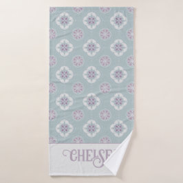 Symmetrisch Roze Bloem Tegelpatroon op Sage Badhanddoek