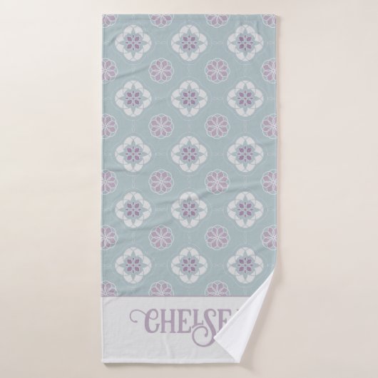 Symmetrisch Roze Bloem Tegelpatroon op Sage Badhanddoek (Badhanddoek)