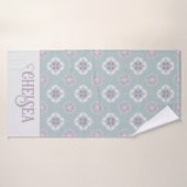 Symmetrisch Roze Bloem Tegelpatroon op Sage Badhanddoek (Badhanddoek)