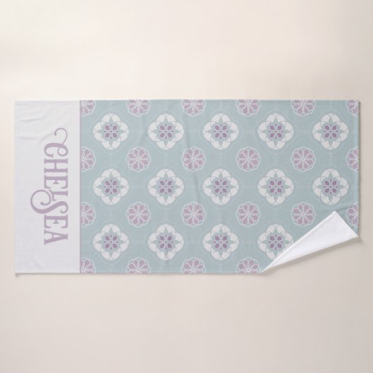 Symmetrisch Roze Bloem Tegelpatroon op Sage Badhanddoek (Badhanddoek)