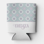 Symmetrisch Roze Bloem Tegelpatroon op Sage Blikjeskoeler (Voorkant)