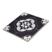 Symmetrisch wit bloempatroon op zwart tegeltje (Zijkant)