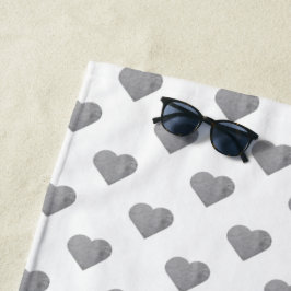 Symmetrische kleine betonnen grijze hartjes op wit strandlaken