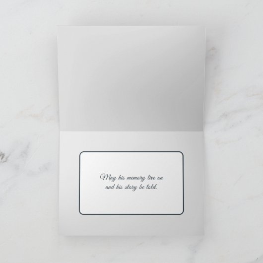 Sympathie houten roeiboot op een mistig meer kaart (Binnen)