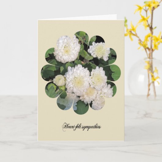 Sympathie kaart met witte chrysant bloemen. (Gele Bloem)