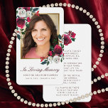 Sympathie Red Rose Floral Gold Foto Prayer Kaart<br><div class="desc">Stuur deze elegante aangepaste florale gebedskaart naar familie en vrienden ter nagedachtenis aan je geliefde. Dit ontwerp is voorzien van een foto aan de voorkant, gemaakt in faux goud met handbeschilderde rode en witte waterverf rozen met groen. Hieronder in het boekdrukschrift staan de woorden "In Loving Memory" met een naam...</div>