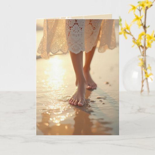 Sympathie Vrouw Wandelen Op Natte Strand Kaart (Gele Bloem)