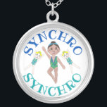 Synchrone zwemsport zilver vergulden ketting<br><div class="desc">Het ontwerp kenmerkt een originele tellerillustratie van een rij synchrone zwemmers. Ideaal voor uw favoriete gesynchroniseerde zwemmer of trainer. Dit gesynchroniseerde zwemmyontwerp is ook beschikbaar op andere producten. Zie je niet wat je zoekt? Hulp nodig bij aanpassingen? Neem contact op met Rebecca om iets voor je te ontwerpen.</div>