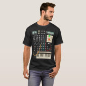 Synthesizer en drummachine van Mewzeek T T-shirt (Voorkant volledig)