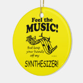 Synthesizer voelt de muziek keramisch ornament (Links)
