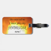 Synthesizer Voices zegt dat hij moet spelen Bagagelabel (Achterkant horizontaal)