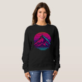 Synthwave Mountain Sweatshirt – Retro Sunset Stree (Voorkant volledig)