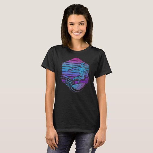 Synthwave Surfer Surfboard Surf Retro 90s VaporWav T-shirt (Voorkant volledig)