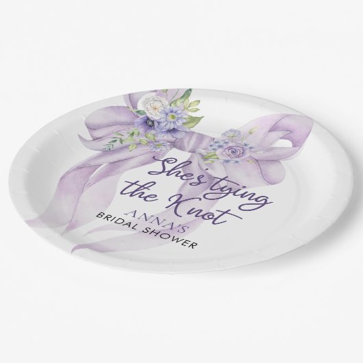 Syringa lint ze doet de strik in bruids douche papieren bordje (Gekanteld)