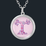 T ketting met decoratief monogram<br><div class="desc">letter T monogram. Whimsical letter tekening van de hoofdletter T ideaal voor het geven van meisjes met een naam die begint met T. Background kleur kan indien nodig worden gewijzigd,  momenteel lichtroze. © Originele tekening en ontwerp door Sarah Trett www.sarahtrett.com voor www.mylittleeden.com</div>